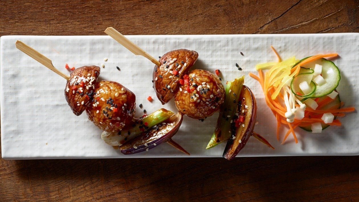 Arroz glaseado teriyaki con brochetas de verduras Arroz glaseado teriyaki con brochetas de verduras